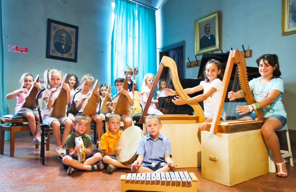 L'arpa cortese suonata dai bambini della scuola di Ovada